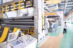 Hệ thống máy móc, thiết bị tái chế và sản xuất sản phẩm bao bì của một công ty tại Việt Nam. (Ảnh: Đức Phương/TTXVN) 
