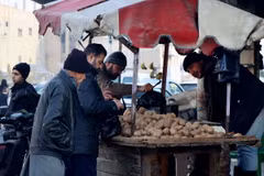 Người dân tại một khu chợ ở thành phố Hama, Syria. (Nguồn: THX/TTXVN) 