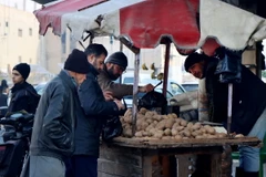Người dân tại một khu chợ ở thành phố Hama, Syria. (Nguồn: THX/TTXVN) 