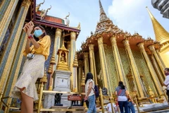 Khách du lịch tham quan thủ đô Bangkok, Thái Lan. (Nguồn: AFP/TTXVN) 