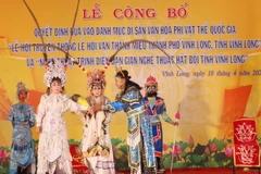 Các nghệ nhân hát bội trình diễn tiết mục "Thần nữ dâng ngũ linh kỳ." (Ảnh: Lê Thúy Hằng/TTXVN)