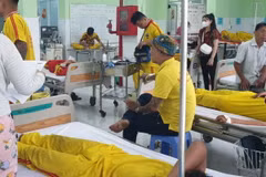 Nhiều ca ca nghi ngộ độc thực phẩm đang nằm điều trị tại Trung tâm y tế thành phố Thuận An. (Ảnh: TTXVN phát)