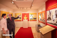 Khách tham quan chiêm ngưỡng các hiện vật tại triển lãm. (Ảnh: PV/Vietnam+)