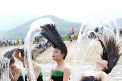 Độc đáo tục gội đầu của thiếu nữ Thái trắng 