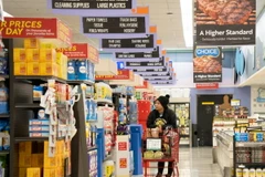 Người tiêu dùng mua sắm tại siêu thị ở California, Mỹ. (Ảnh: THX/TTXVN)