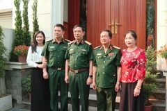 Đại tướng Phan Văn Giang thăm hỏi, tặng quà tri ân Đại tướng Đỗ Bá Tỵ, nguyên ủy viên Trung ương Đảng, nguyên Ủy viên Thường vụ Quân ủy Trung ương, nguyên Tổng Tham mưu trưởng, nguyên Phó Chủ tịch Quốc hội. (Ảnh: Hồng Pha/TTXVN phát)