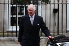 Vua Charles III xuất viện sau phẫu thuật điều trị chứng phì đại tuyến tiền liệt tại một bệnh viện ở London. (Ảnh: AFP/TTXVN)