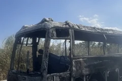 Xe khách bị cháy rụi trên đường cao tốc Thành phố Hồ Chí Minh-Long Thành-Dầu Giây. (Ảnh: TTXVN phát)