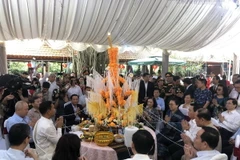 Các đại biểu thực hiện nghi lễ truyền thống của Lào. (Ảnh: TTXVN phát)