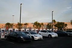 Các xe ôtô điện của Tesla tại trạm sạc ở California, Mỹ. (Ảnh: AFP/TTXVN)