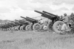 Bộ đội pháo binh dội bão lửa xuống căn cứ của địch tại Him Lam, ngày 13/3/1954. (Ảnh: TTXVN)