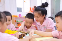 Phương pháp giáo dục lấy trẻ làm trung tâm là tạo cơ hội giúp trẻ chủ động học tập và phát triển toàn diện về thể chất, tâm lý, trí tuệ, các mối quan hệ, trí thông minh nội tâm, trí thông minh không gian, giáo dục tính cách của bé,… bằng nhiều cách thức khác nhau. (Ảnh: Thanh Tùng/TTXVN)