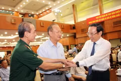 Ông Nguyễn Văn Nên, Ủy viên Bộ Chính trị, Bí thư Thành ủy Thành phố Hồ Chí Minh, thăm hỏi sức khỏe các cựu chiến binh tham dự buổi họp mặt. (Ảnh: Xuân Khu/TTXVN)