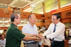 Ông Nguyễn Văn Nên, Ủy viên Bộ Chính trị, Bí thư Thành ủy Thành phố Hồ Chí Minh, thăm hỏi sức khỏe các cựu chiến binh tham dự buổi họp mặt. (Ảnh: Xuân Khu/TTXVN)