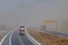 Bụi đá che khuất tầm nhìn của lái xe trên cao tốc Nha Trang-Cam Lâm. (Nguồn: VOV)