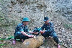 Lực lượng chức năng hủy nổ thành công quả bom nặng khoảng 340kg còn sót lại sau chiến tranh bảo đảm an toàn tuyệt đối về người và trang thiết bị. (Ảnh: TTXVN phát)