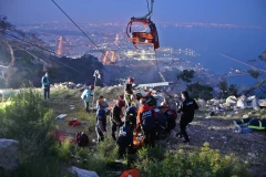 Lực lượng cứu hộ tại hiện trường vụ sập trụ cáp treo. (Nguồn: Reuters)