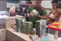 Công an khám xét, thu giữ nhiều ngoại tệ. (Ảnh: Công an cung cấp)