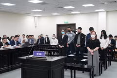 Các bị cáo tại phiên tòa hôm 9/4. (Ảnh: Kim Anh/TTXVN)