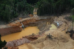 Một trại khai thác vàng trái phép tại đại bàn của người da đỏ bản địa Yanomami ở Brazil. (Nguồn: AP)