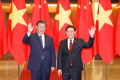 Chủ tịch Quốc hội Vương Đình Huệ và Tổng Bí thư, Chủ tịch nước Trung Quốc Tập Cận Bình chụp ảnh chung. (Ảnh: Doãn Tấn/TTXVN)