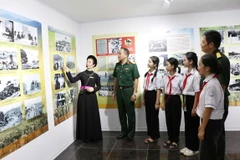 Khách tham quan triển lãm. (Ảnh: Quân Trang/TTXVN)