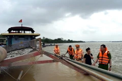 Tàu khai thác cát trái phép trên sông Hồng, đoạn qua xã Tân Hưng, thành phố Hưng Yên. (Ảnh: TTXVN phát)