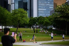 Người dân dạo chơi trong công viên Tamar ở Hong Kong, Trung Quốc ngày 5/5/2020, khi các biện pháp giãn cách xã hội do COVID-19 được nới lỏng. (Ảnh: AFP/TTXVN)