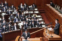 Thủ tướng Nhật Bản Shinzo Abe (phải) tại phiên họp Hạ viện ở Tokyo. (Ảnh: AFP/TTXVN)