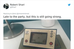 Chiếc máy chơi điện tử cầm tay đã lỗi mốt nhưng vẫn hoạt động tốt này là niềm ao ước của trẻ em ngày xưa.(Nguồn: Boredpanda)