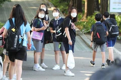 Học sinh tới trường tại Soeul, Hàn Quốc ngày 8/6/2020. (Ảnh: Yonhap/TTXVN)