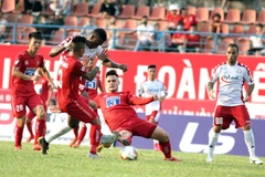 Một pha tranh bóng giữa cầu thủ hai bên. (Ảnh: Hoàng Ngọc/TTXVN)