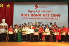 Phó Chủ tịch Ủy ban nhân dân thành phố Hải Phòng Nguyễn Đình Chuyến tặng bằng khen cho các tập thể, cá nhân tiêu biểu trong phong trào hiến máu tình nguyện của thành phố Hải Phòng. (Ảnh: TTXVN phát)