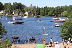 Người dân nghỉ ngơi, chèo thuyền trên hồ Müggelsee, ngoại ô Berlin. (Ảnh: Mạnh Hùng/TTXVN)