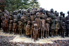 Nhà nữ điêu khắc Séc Marie Uchytilová vào năm 1969 đưa ra ý tưởng dựng tượng 40 trẻ em nam và 42 trẻ em gái của làng Lidice bị đầu độc ở Ba Lan. (Nguồn: archive.org)