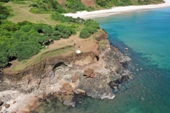 Với bờ biển dài hàng cây số, có làn nước trong xanh và cát trắng mịn màng, Mũi Trèo hiện là một trong những điểm đến yêu thích, thu hút nhiều du khách ghé thăm. 