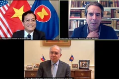 Đại sứ Hà Kim Ngọc, Đại sứ Stuart Holliday, Chủ tịch Trung tâm Quốc tế Meridian và Đại sứ Philippines Jose Manuel Romualdez. (Ảnh: TTXVN tại Mỹ)