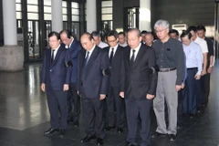 Thủ tướng Nguyễn Xuân Phúc dẫn đầu đoàn Chính phủ đến viếng đồng chí Vũ Mão. (Ảnh: Trọng Đức/TTXVN)