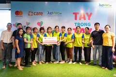 Trao tặng gói hỗ trợ trị giá 1,6 tỷ đồng. (Nguồn: jupviec.vn)