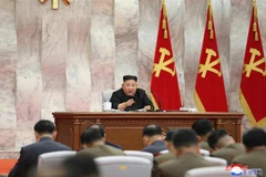 Nhà lãnh đạo Kim Jong-un chủ trì một cuộc họp với Ủy ban Quân ủy Trung ương Đảng Lao động Triều Tiên tại Bình Nhưỡng ngày 24/5/2020. (Ảnh: YONHAP/TTXVN)