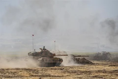 Binh sỹ Thổ Nhĩ Kỳ tham gia một cuộc tập trận ở Silopi, gần cửa khẩu Habur, giáp giới với Iraq ngày 27/9/2017. (Ảnh: AFP/TTXVN)