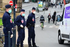 Cảnh sát Pháp gác tại một chốt kiểm soát ở Bordeaux. (Ảnh: AFP/TTXVN)