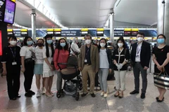 Đại sứ Trần Ngọc An và cán bộ Đại sứ quán Việt Nam tại Liên hiệp Vương quốc Anh và Bắc Ireland gặp gỡ một số công dân Việt Nam chuẩn bị về nước tại sân bay Heathrow, London, Vương quốc Anh. (Ảnh: Đình Thư/TTXVN)