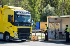 Lực lượng an ninh kiểm tra các phương tiện lưu thông tại trạm kiểm soát được thiết lập ở Bad Reichenhall, miền Nam Đức, giáp giới Áo. (Ảnh: THX/TTXVN)