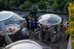 Những mái lều trong suốt giúp đảm bảo giãn cách xã hội. (Nguồn; EPA)