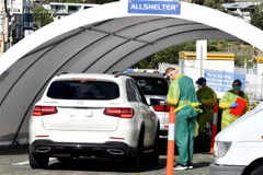 Nhân viên y tế lấy mẫu dịch xét nghiệm COVID-19 cho người dân tại Sydney, Australia, ngày 11/4/2020. (Ảnh: AFP/ TTXVN)