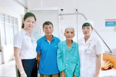 Ông Hoàng Thế Tuấn (thứ 2, bên phải) cùng người nhà và cán bộ Phòng Công tác xã hội bệnh viện Đa khoa tỉnh Khánh Hòa. (Ảnh: Phan Sáu/TTXVN)