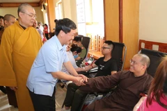 Phó Chủ tịch, Tổng thư ký Ủy ban Trung ương Mặt trận Tổ quốc Việt Nam Hầu A Lềnh động viên các chư tôn đức lãnh đạo, giảng sư tại ngày hội. (Ảnh: Văn Điệp/TTXVN)