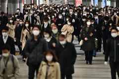 Người dân đeo khẩu trang phòng lây nhiễm COVID-19 tại Tokyo, Nhật Bản ngày 16/4/2020. (Ảnh: AFP/TTXVN)