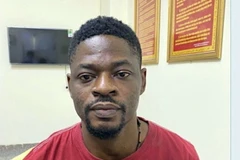 Đối tượng Ogo Emeka Donal, quốc tịch Nigeria, tại Cơ quan Công an. (Ảnh: TTXVN phát)